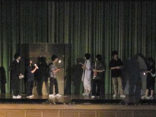 壇上で生徒たちが演劇をしている様子の写真