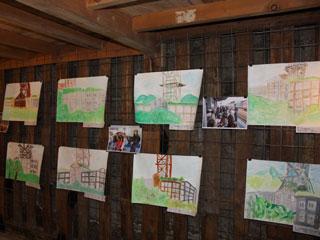 ホールの壁に貼られた、児童たちが書いた炭鉱遺産の絵の写真