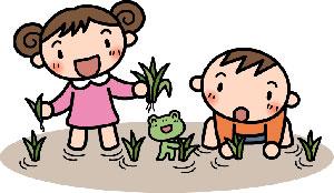 楽しそうに田植えをする、男の子と女の子とカエルのイラスト