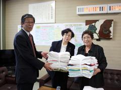 学校用雑巾を寄贈いただいている様子の写真