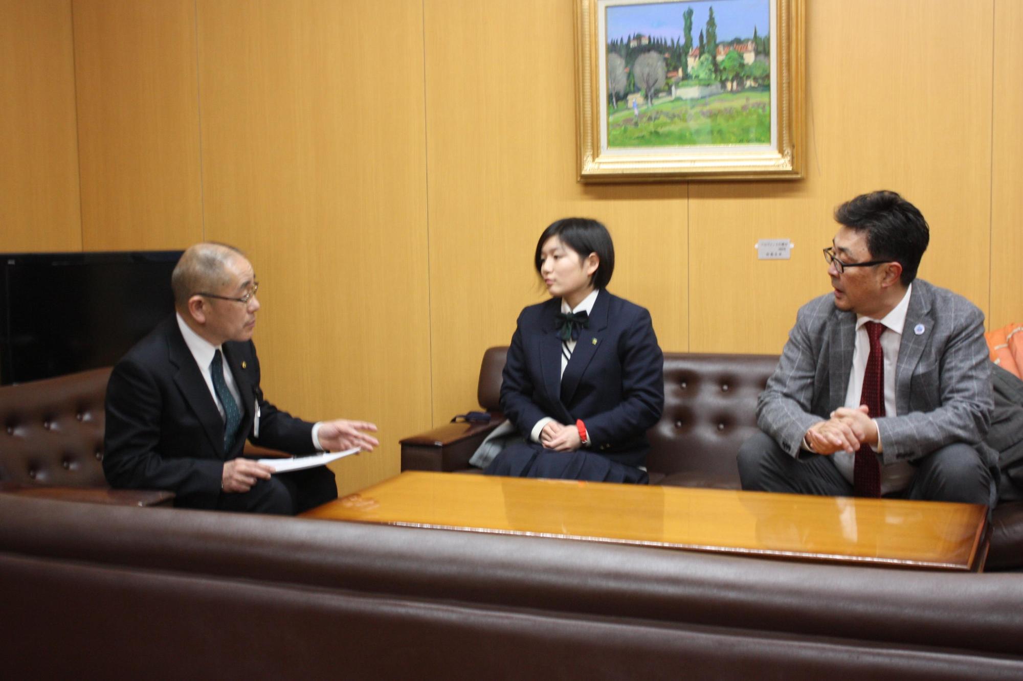 教育長室でスケルトン選手藤原さんが椅子に座って話をしている写真