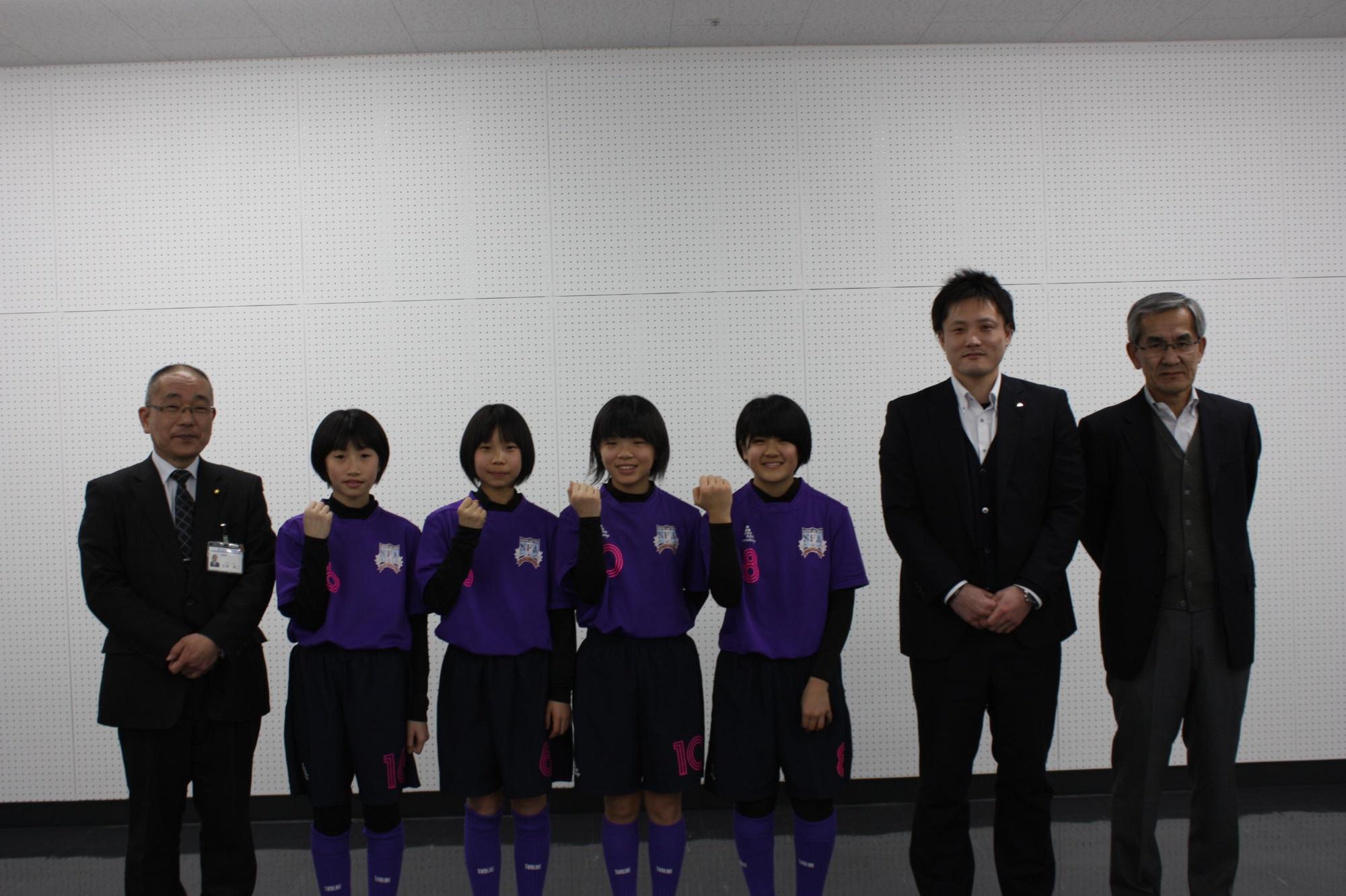 全国大会に出場する選手たちが、教育長と立って横に並んでいる写真