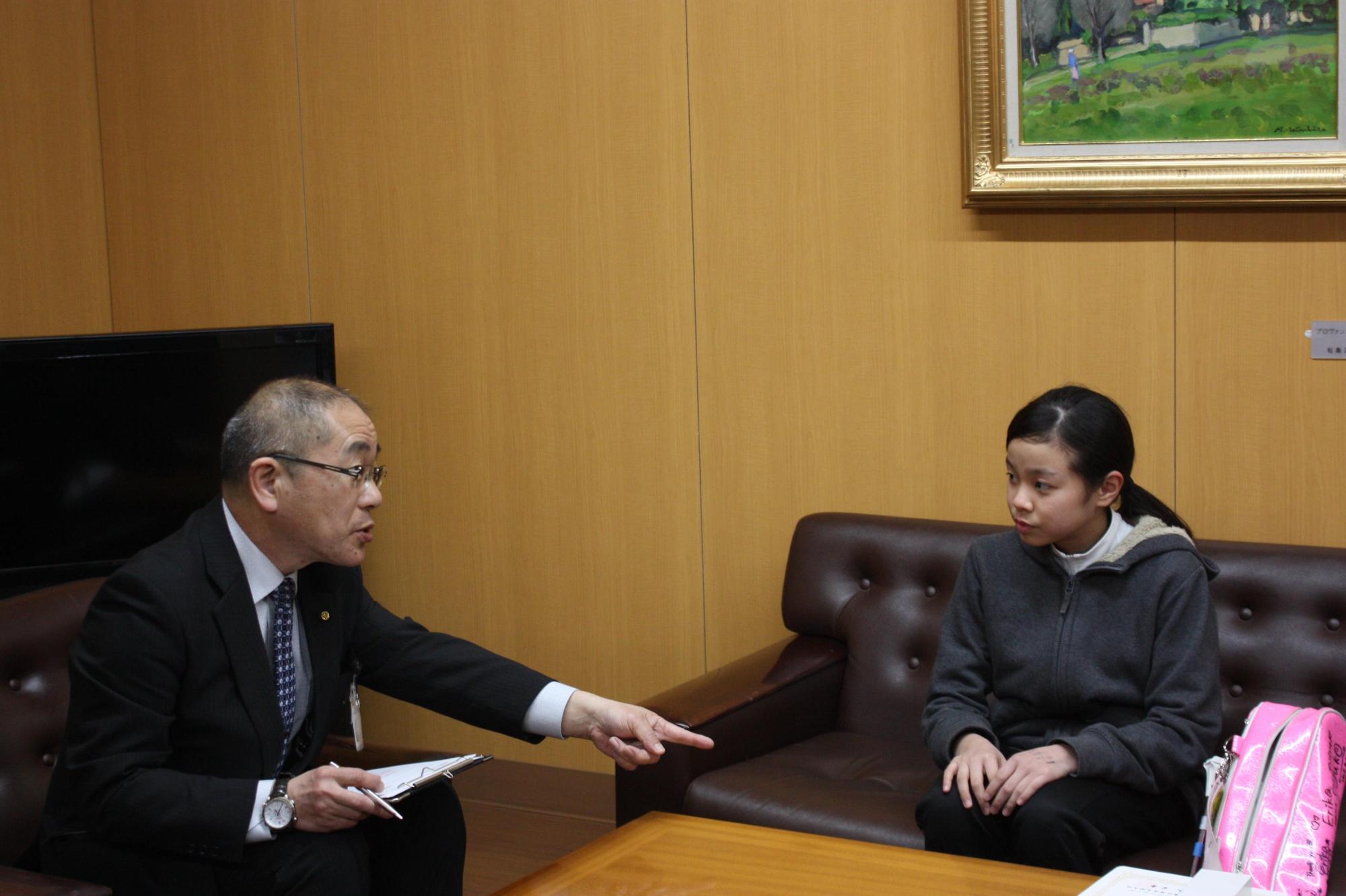 教育長室で座って話をしているバトンワーリングの藤田選手の写真