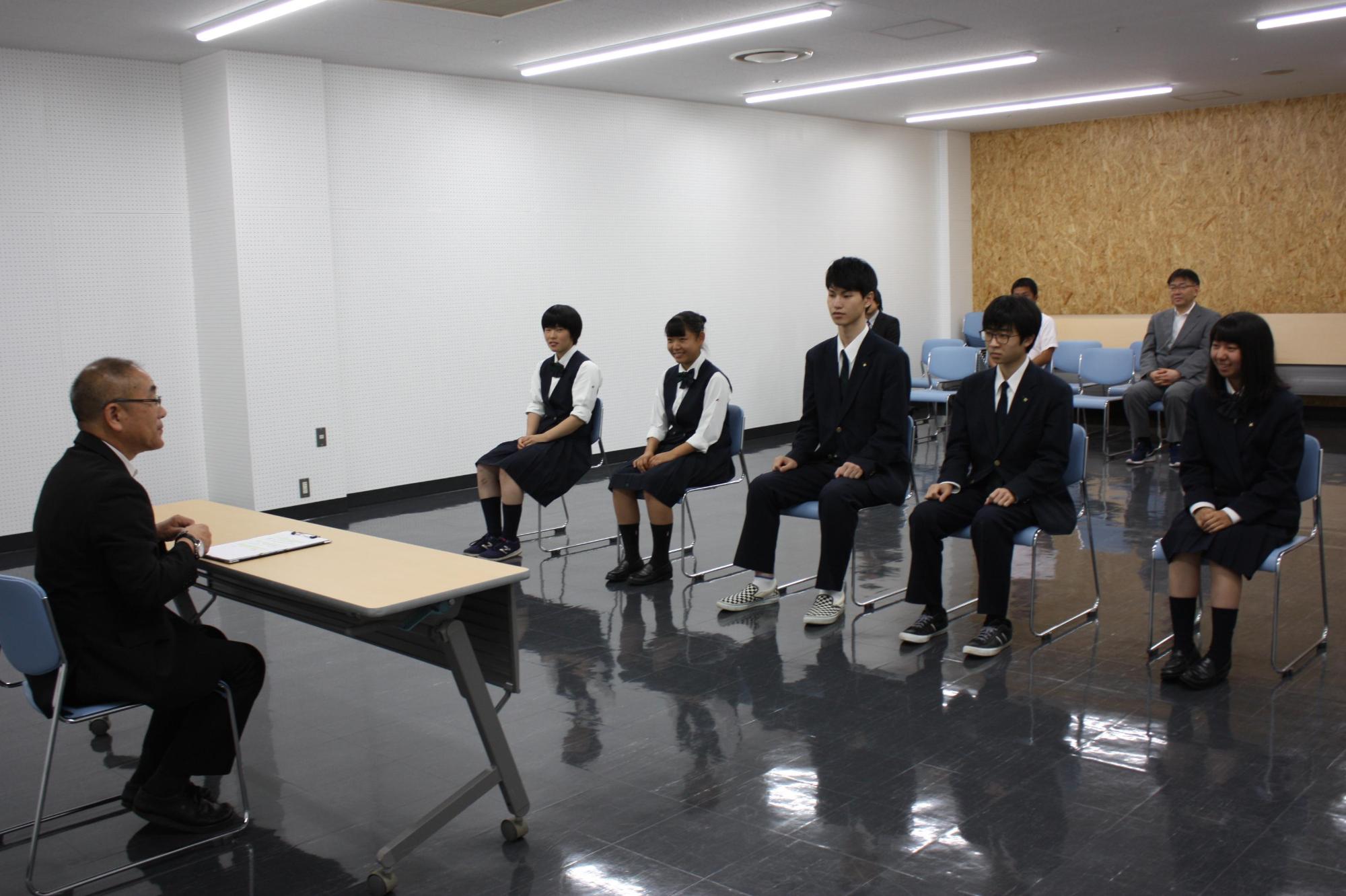 教育長を表敬訪問する簿記、情報処理、陸上で北海道予選で入賞し全国大会出場のメンバーたちの写真