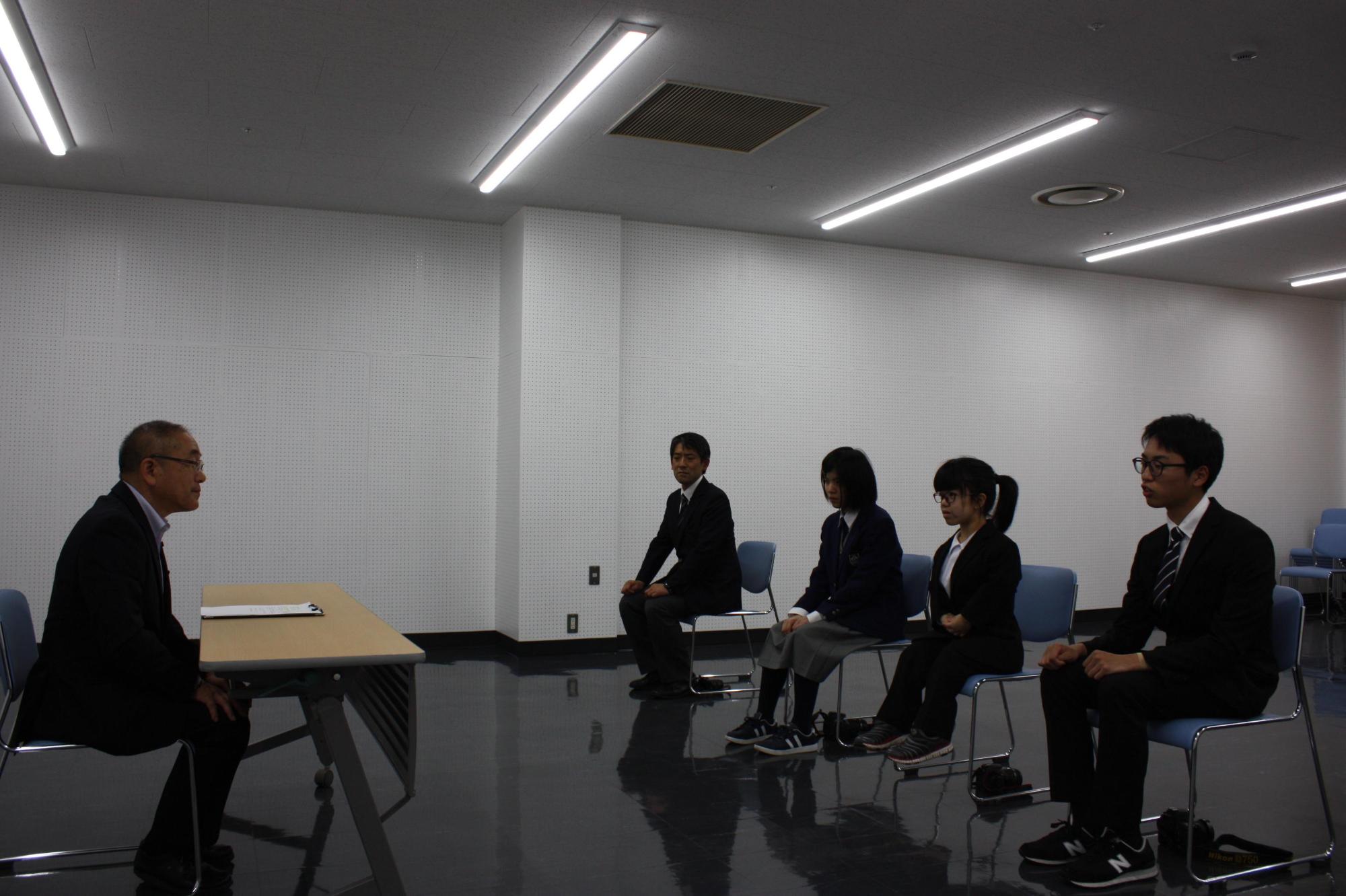 教育長を表敬訪問する全国写真大会の北海道代表のメンバーたちの写真