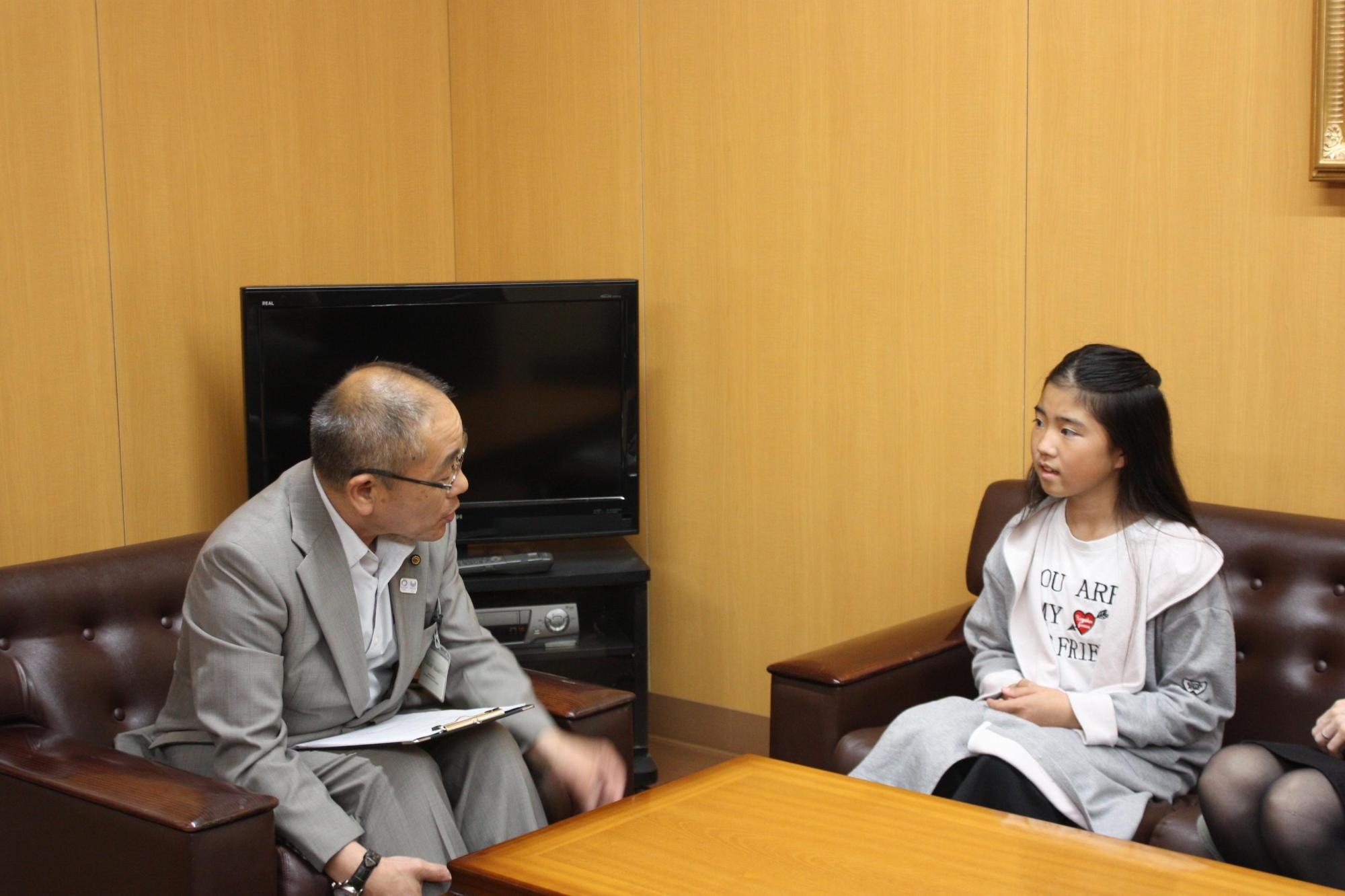 教育長を表敬訪問するそろばん競技大会全国大会へ出場する女子小学生の写真