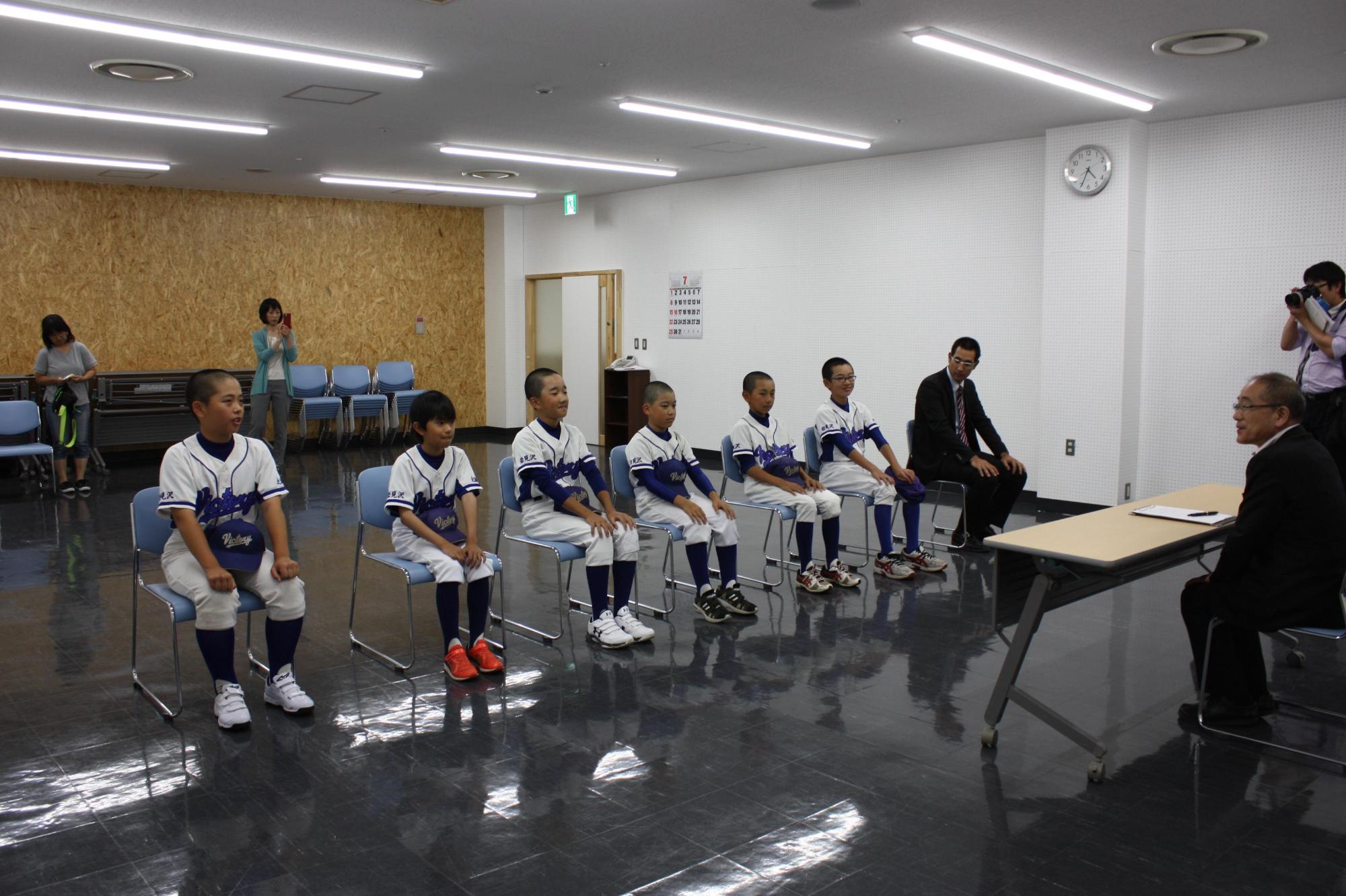 教育長を表敬訪問する西日本小学生野球大会で全国大会へ出場する岩見沢南ビクトリーのメンバーの写真