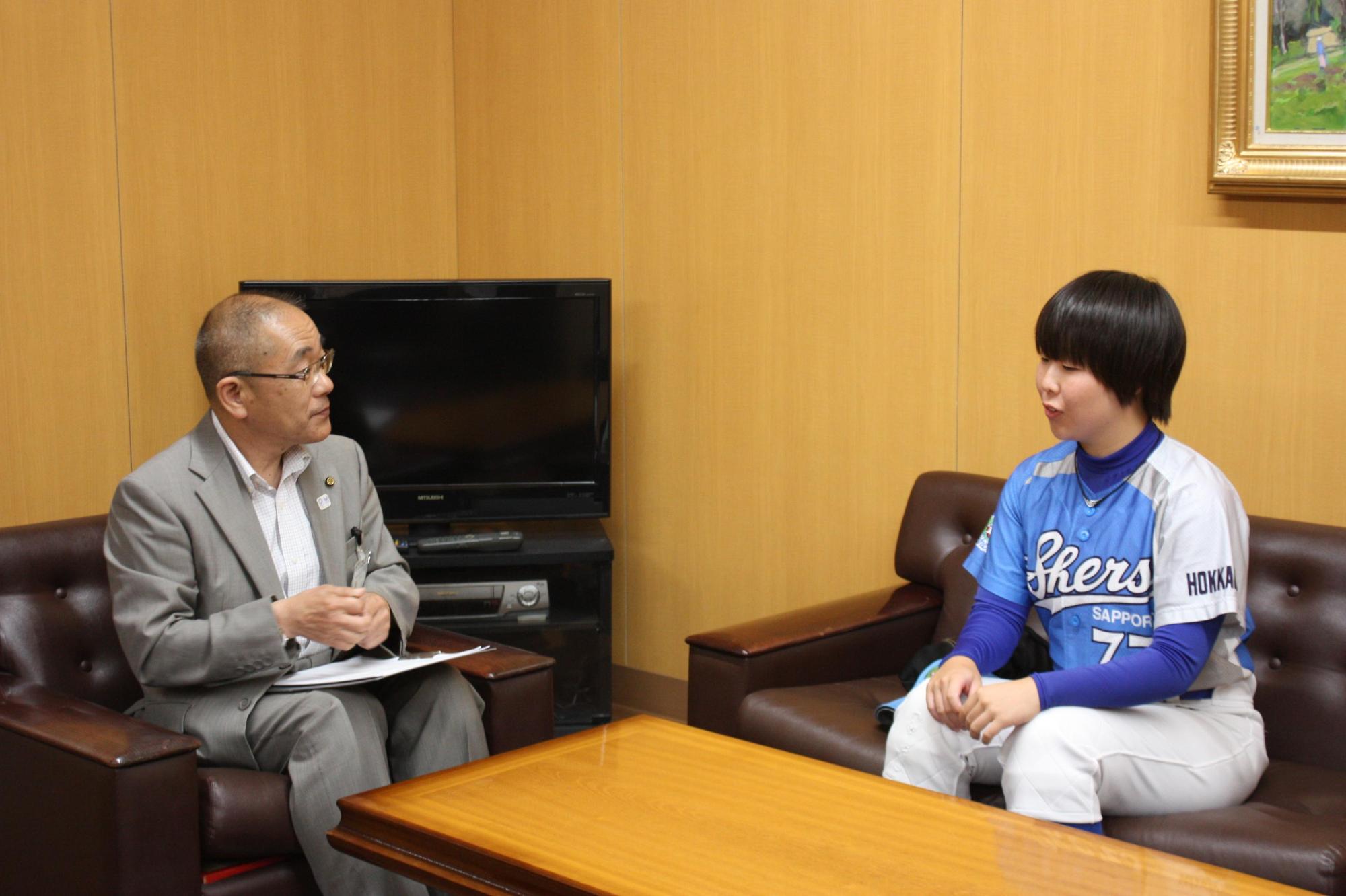 教育長を表敬訪問する女子軟式野球大会で全国大会に出場する女子中学生の写真