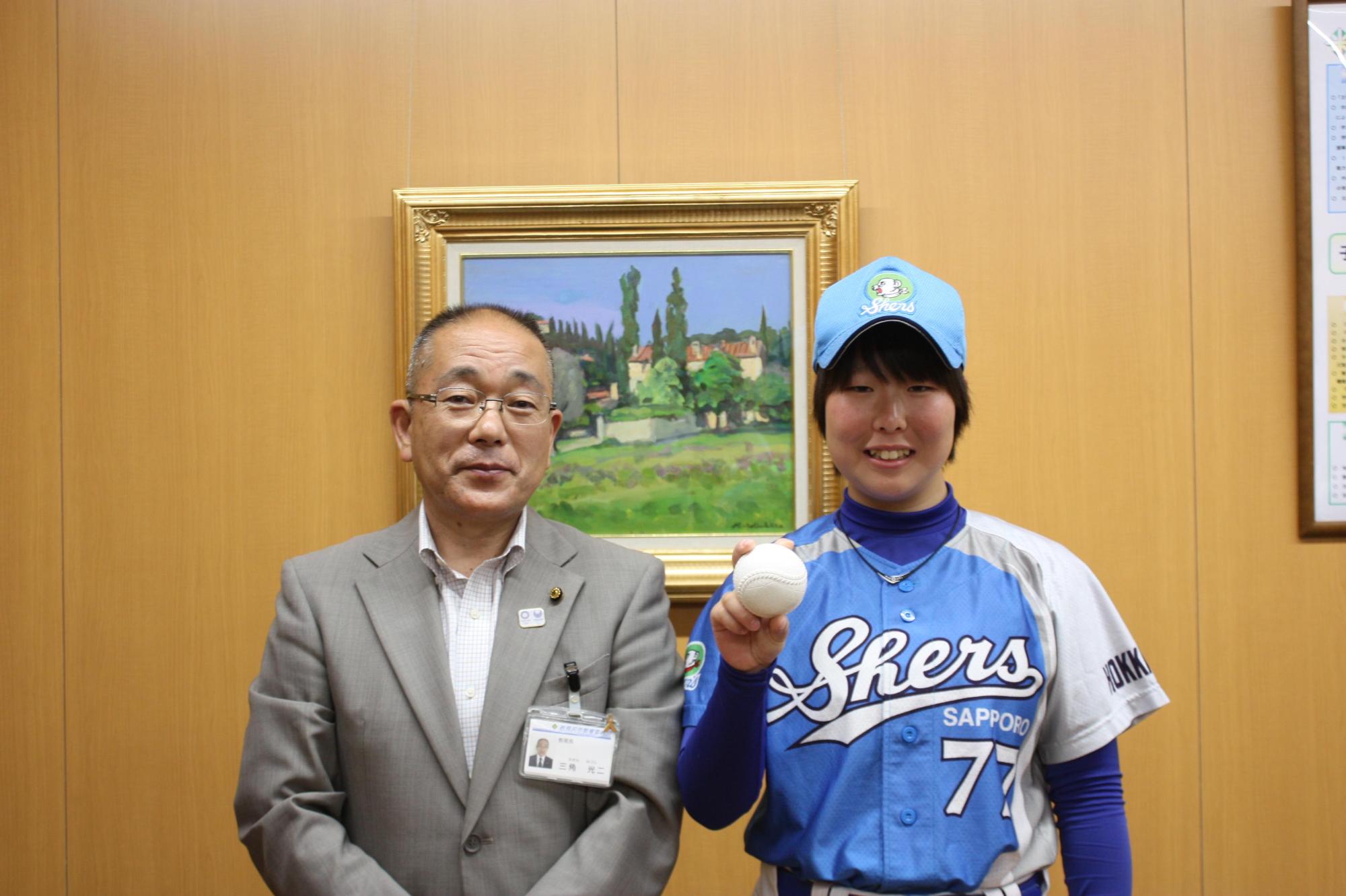 キャップをかぶり笑顔の女子中学生と教育長の写真