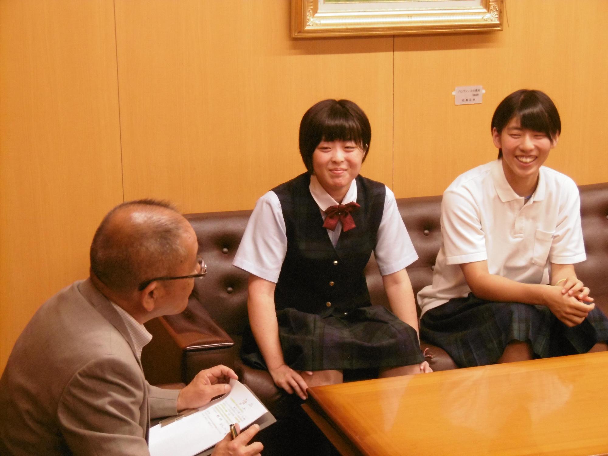 教育長を表敬訪問する北海道バトミントン選手権大会で全国大会に出場する女子高校生2人の写真