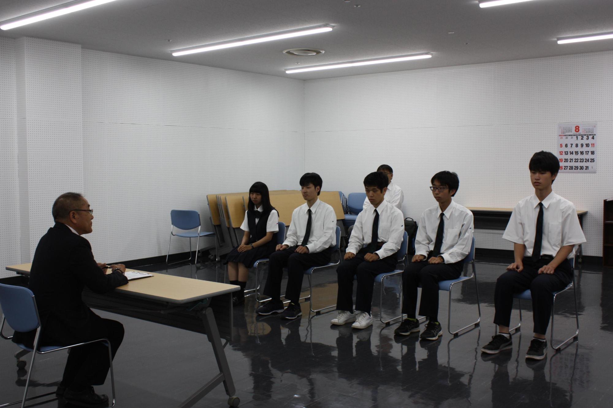 IT・簿記全国大会に出場する学生と教育長が対面して座る写真