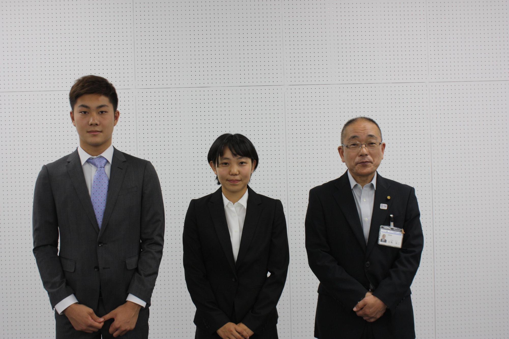 陸上・競泳全国大会に出場した学生と教育長が横に並んだ写真