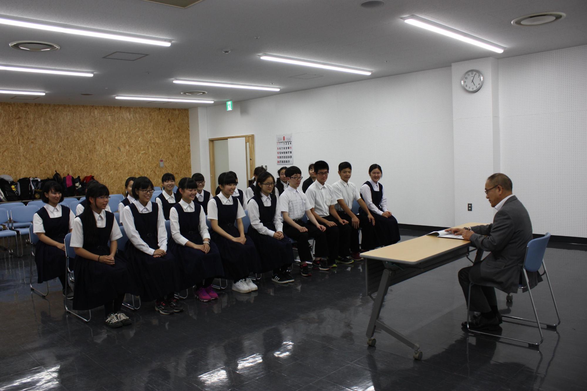 NHK全国音楽コンクールに出場する学生と教育長が対面して座る写真