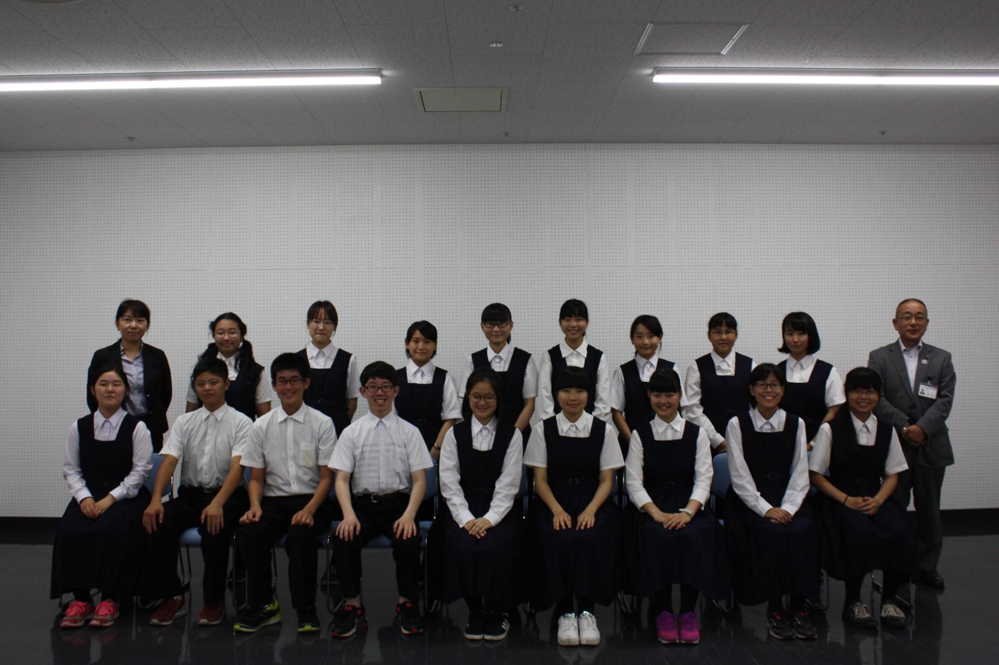 NHK全国音楽コンクールに出場する学生と教育長の集合写真