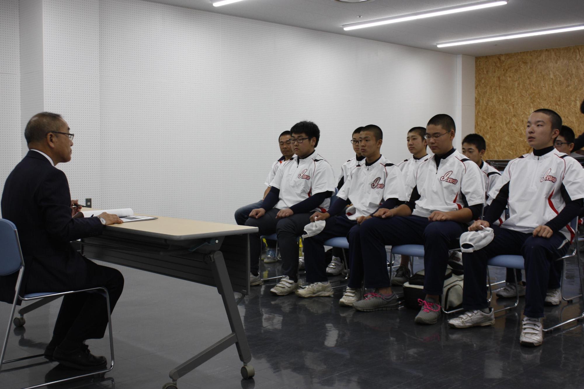 教育長を訪問する全区野球大会で全国大会出場のKWB岩見沢のメンバーたちの写真