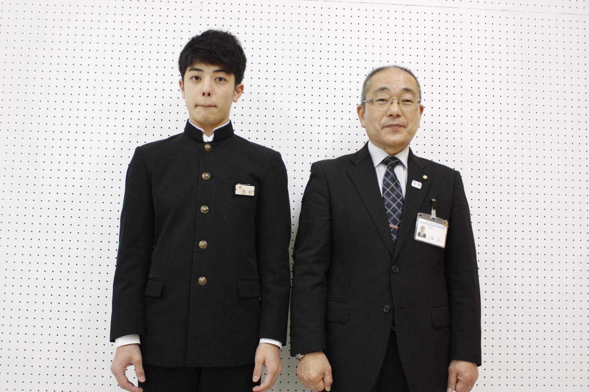 教育長と新体操選手の学生が並んで写っている写真