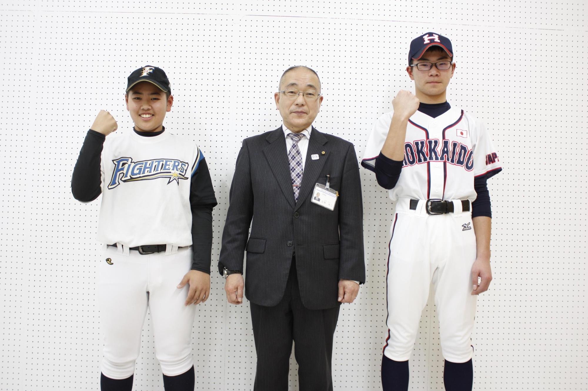 教育長と野球の選手たちが並んで写っている写真