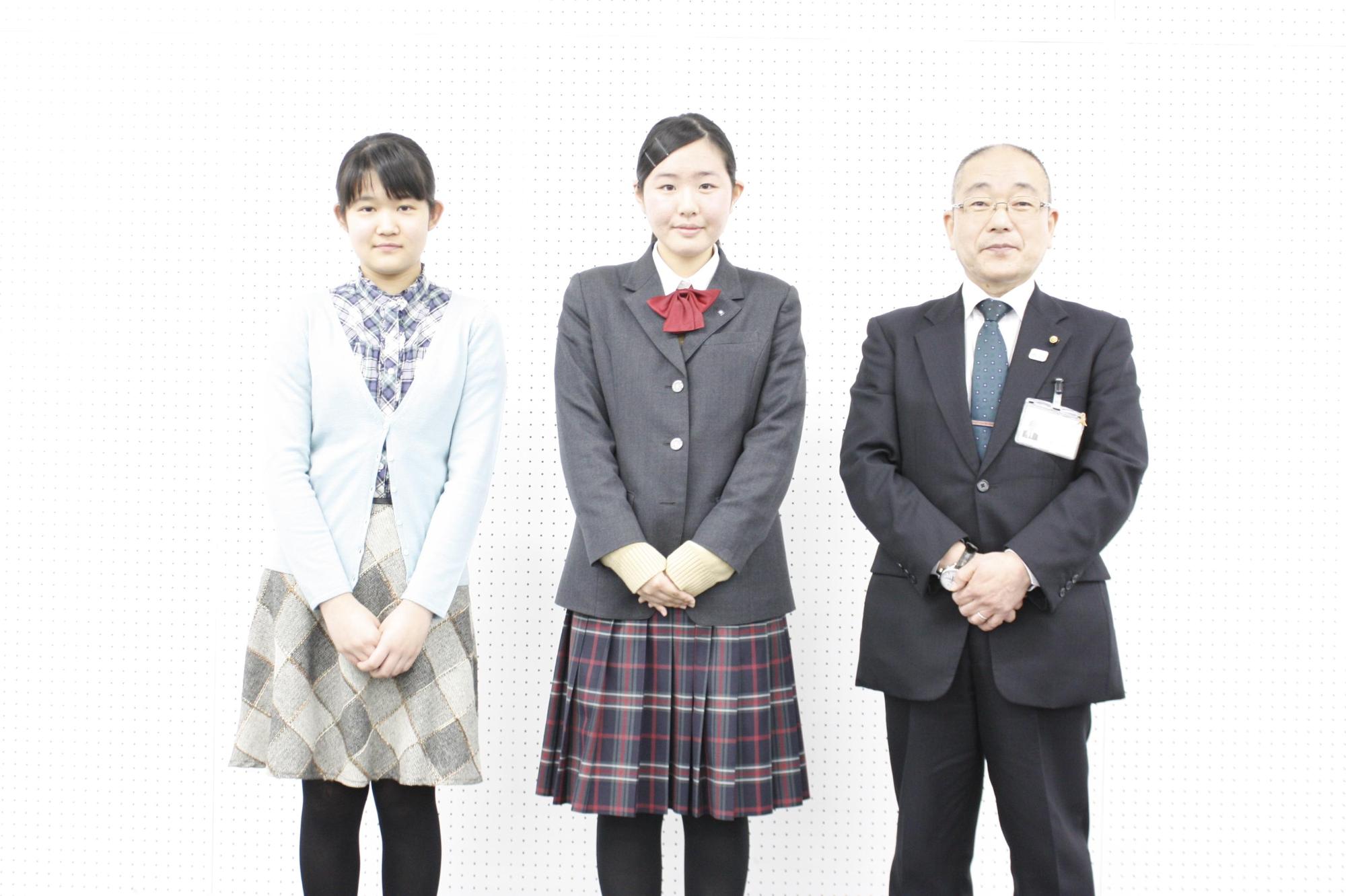 教育長とピアノの選手が並んで写っている写真