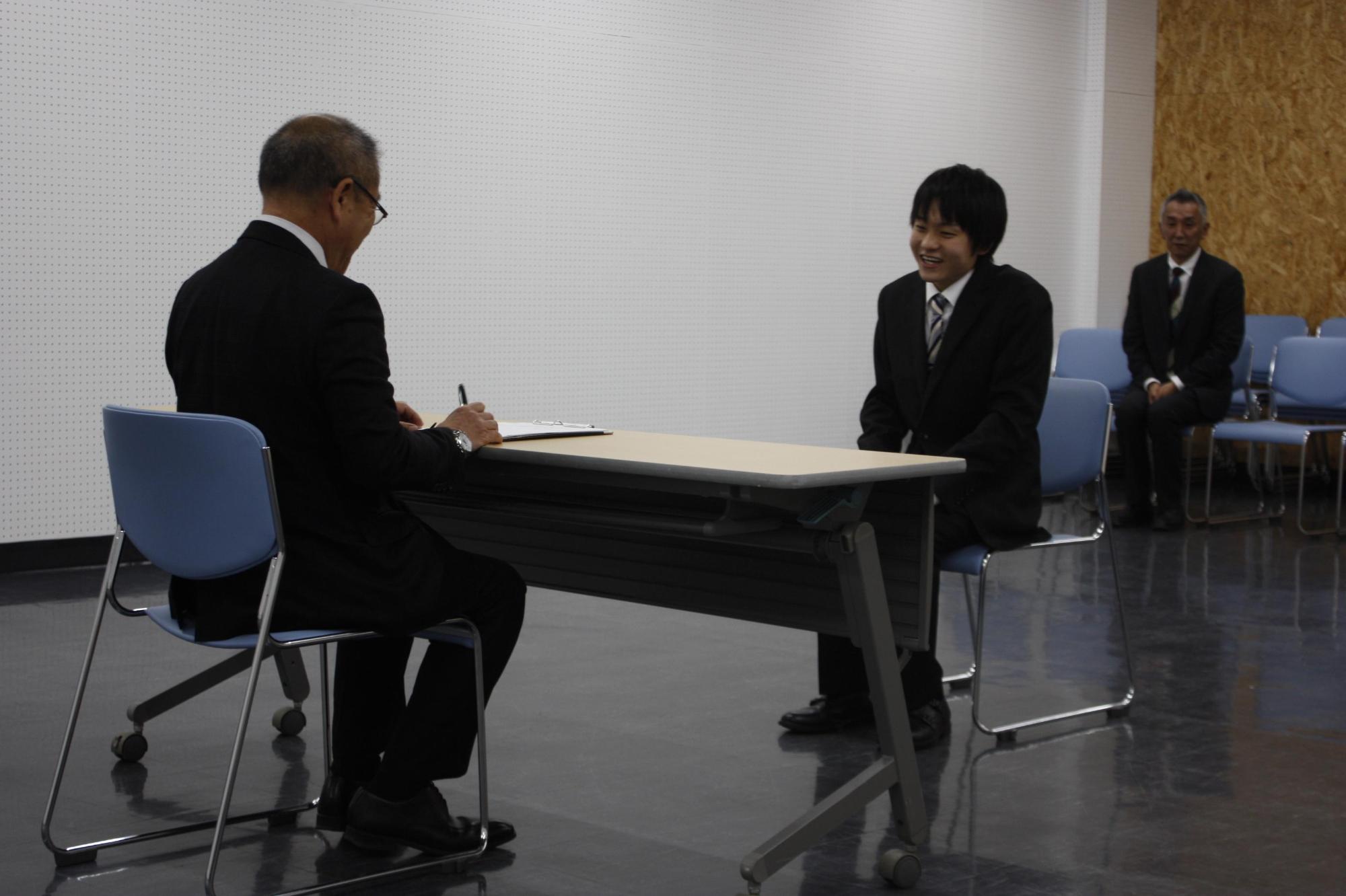 岩見沢市教育長を訪問し、教育長と談笑する常泉 佑太さんを撮影した写真