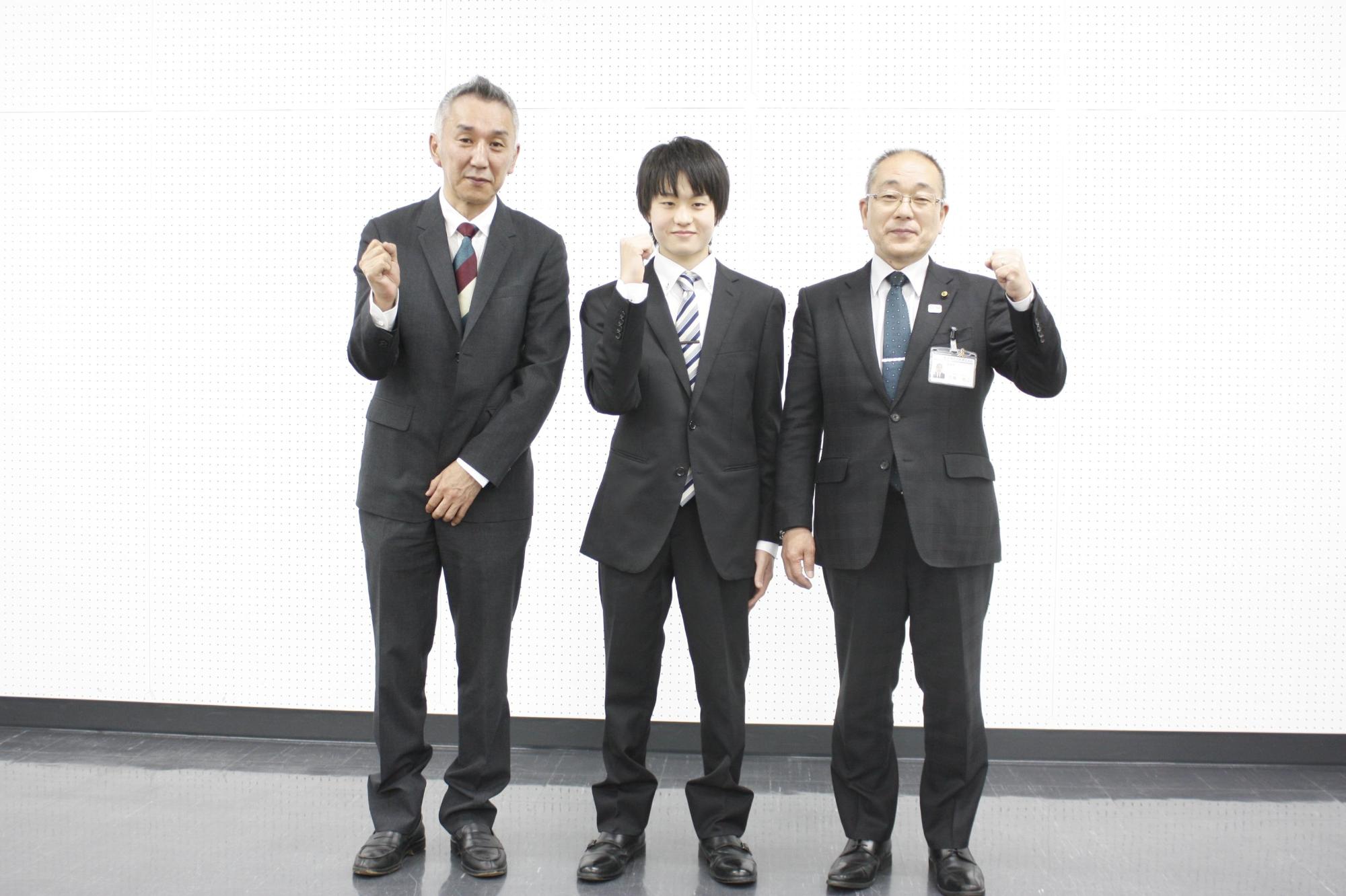 常泉 佑太さんを囲む教育長の男性と教育委員会の男性が3人で並んでいる写真