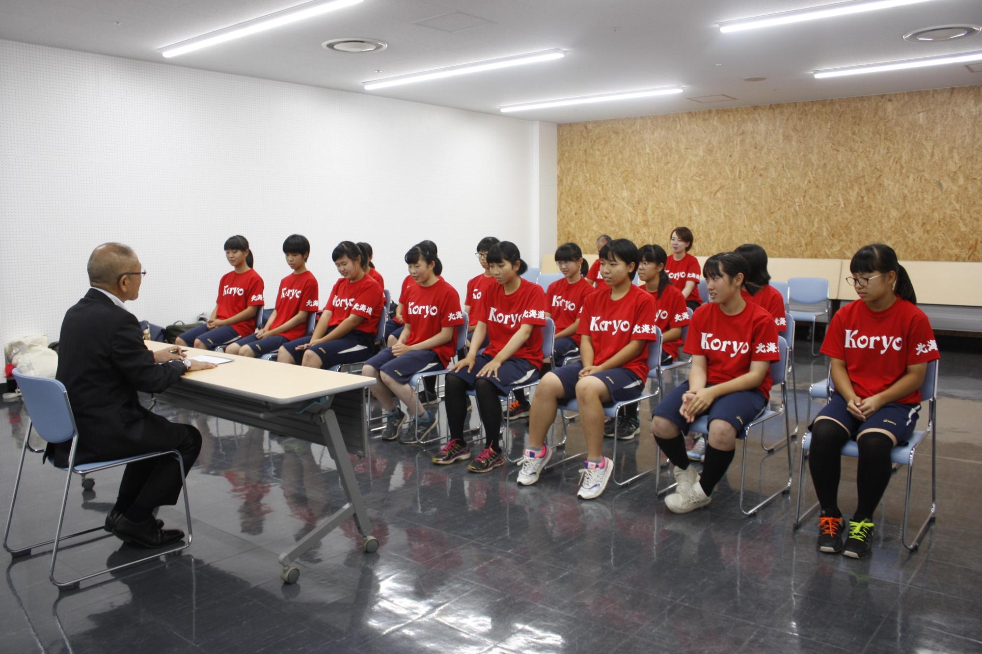 岩見沢市立光陵中学校ソフトボール部のみなさんと歓談している様子の写真