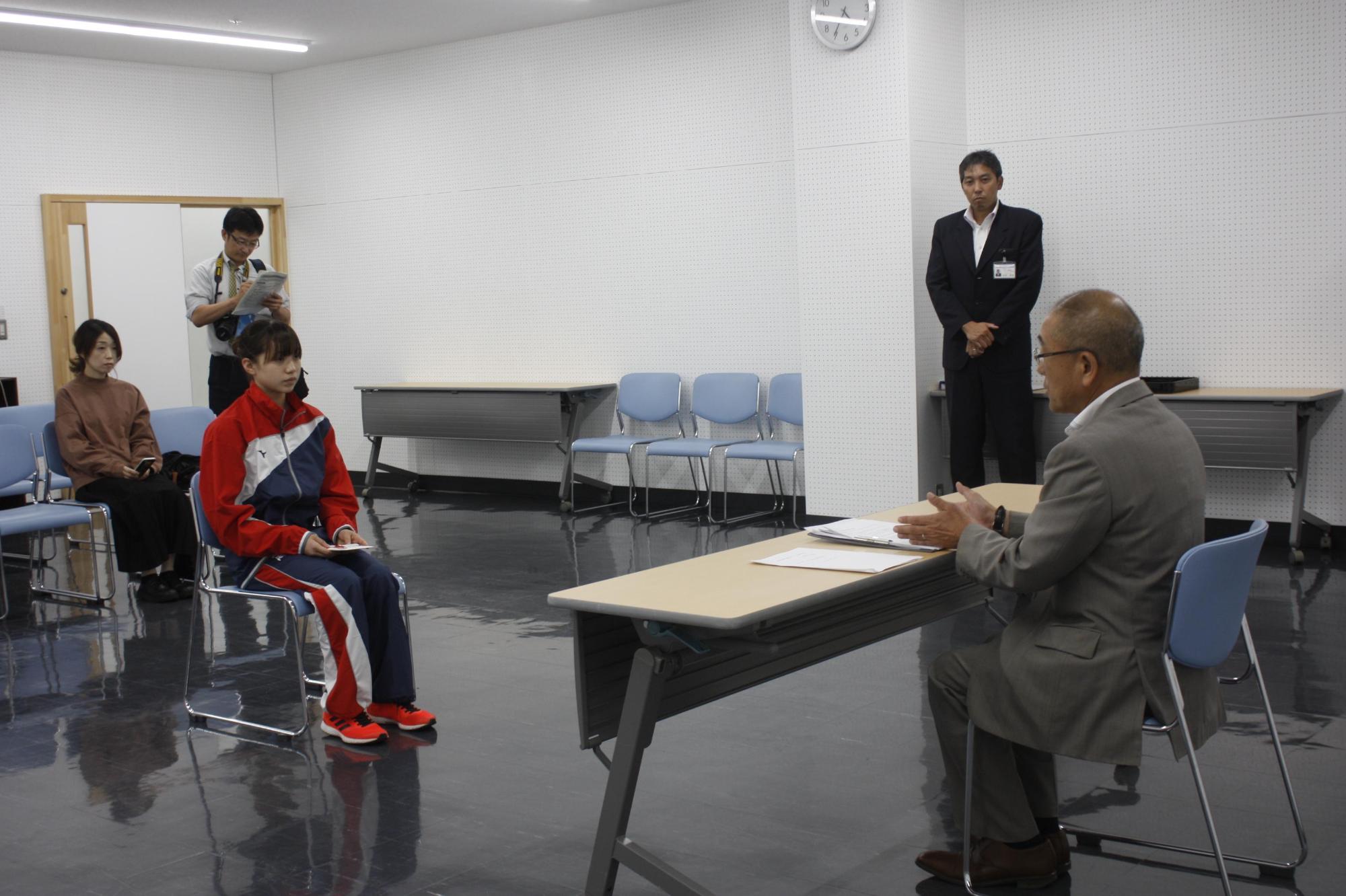 木村さんと教育長と歓談している様子の写真