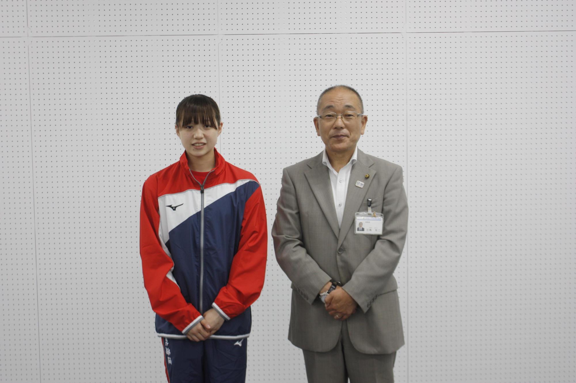 木村さんと教育長が並んでの記念撮影の写真