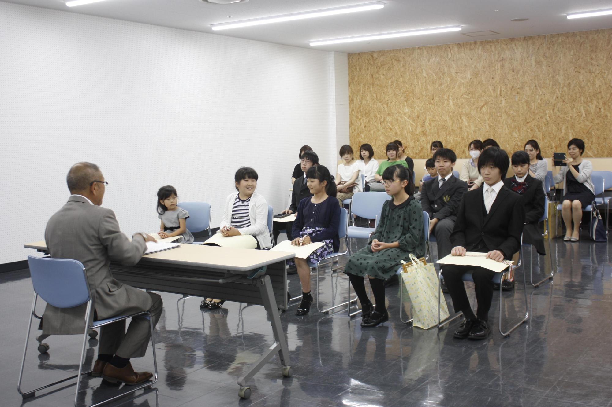 酒井ピアノ音楽教室のみなさんと歓談している様子の写真