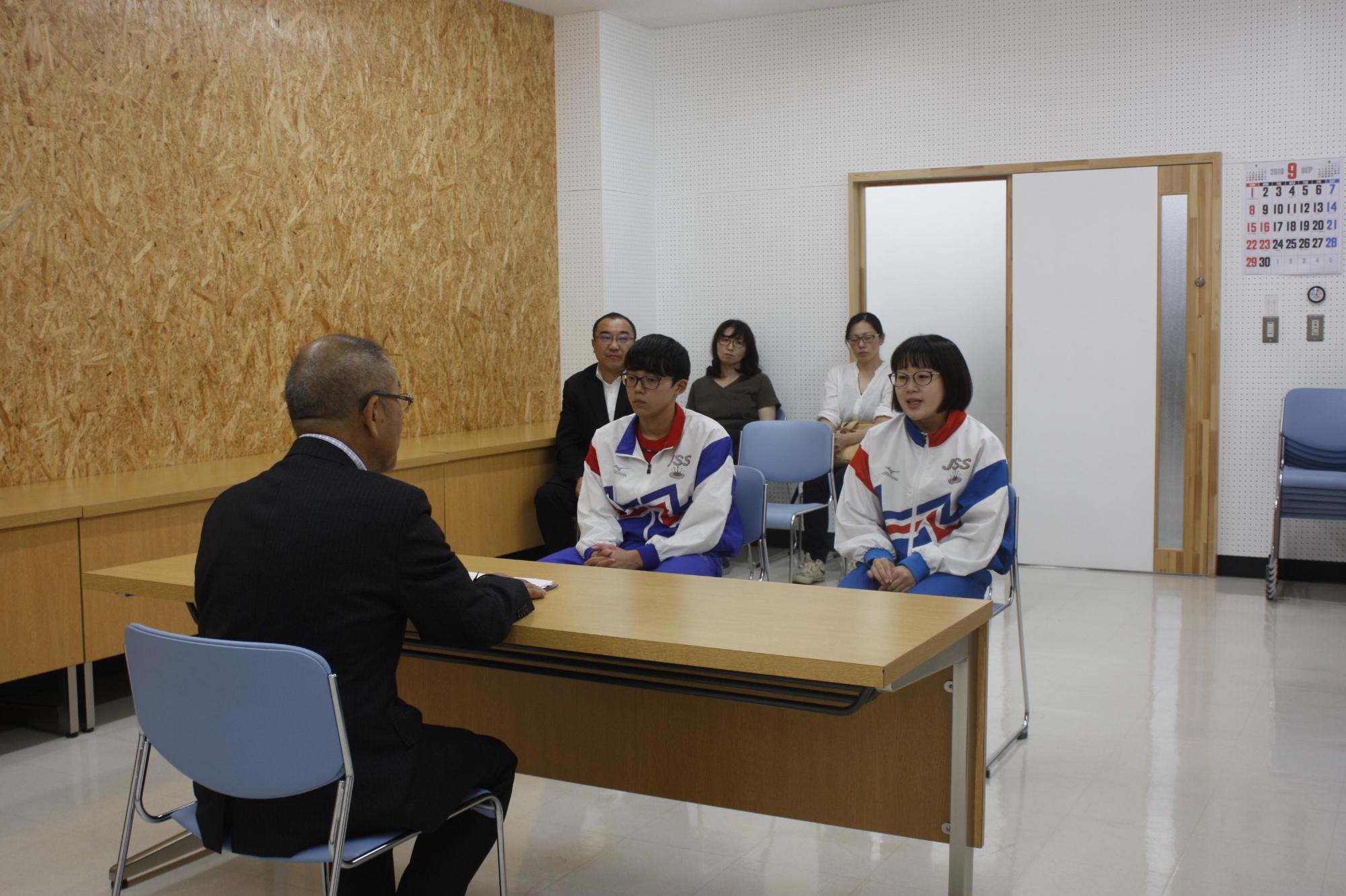 諏訪さんと本堂さんと歓談している様子の写真