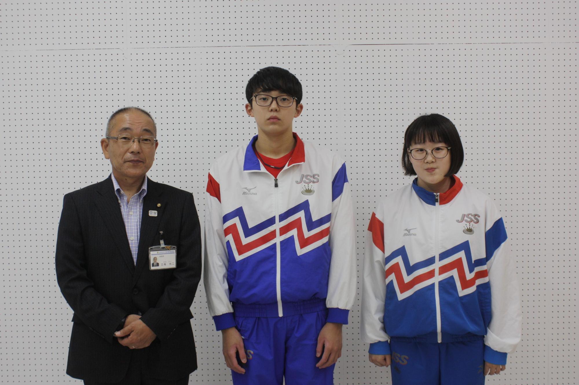 諏訪さんと本堂さんと教育長が並んでの記念撮影の写真