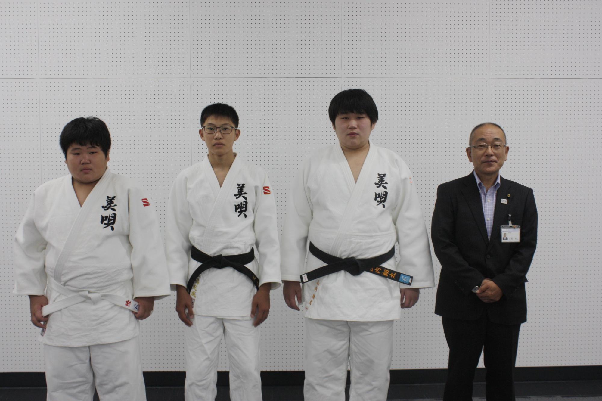 表敬訪問に参加した方々での集合写真