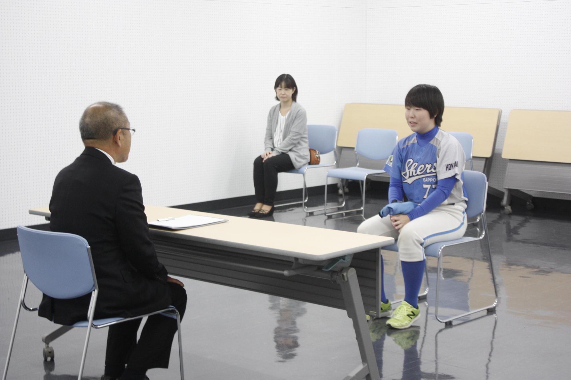 川瀬さんと教育長が歓談している様子の写真
