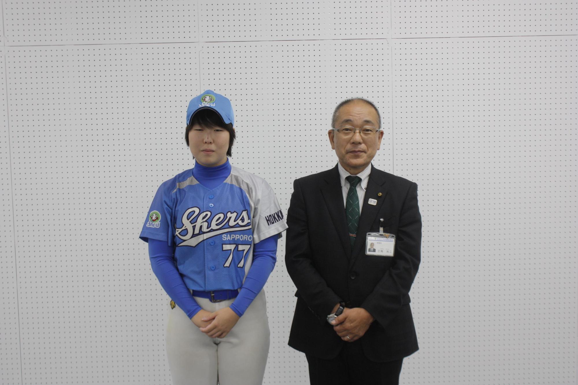 ユニフォーム姿の川瀬さんと教育長が並んでの記念撮影の写真