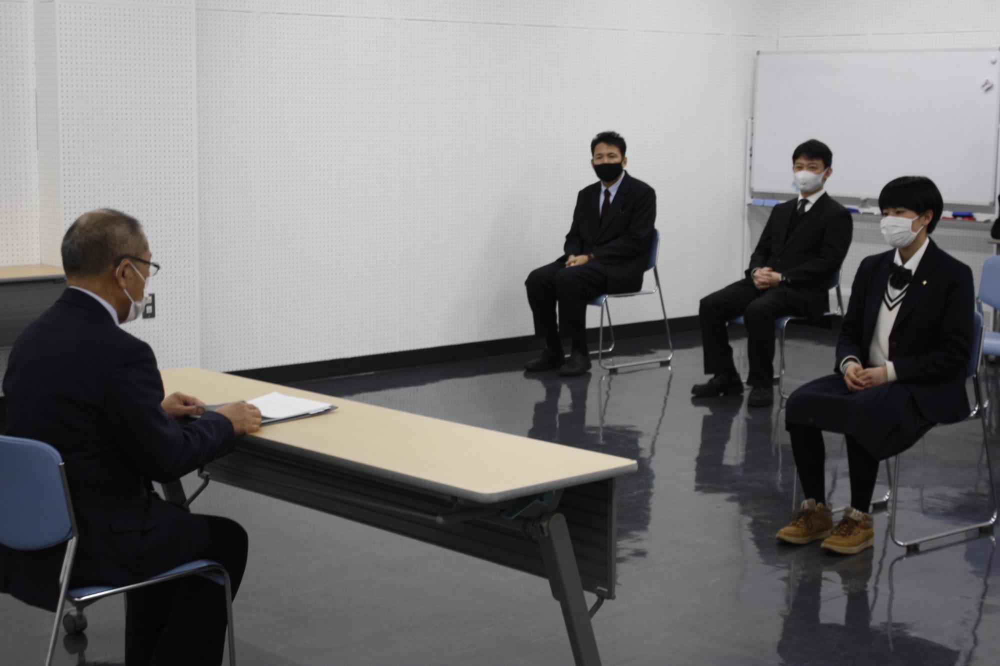 教育長と井川鈴華さんが歓談している様子の写真
