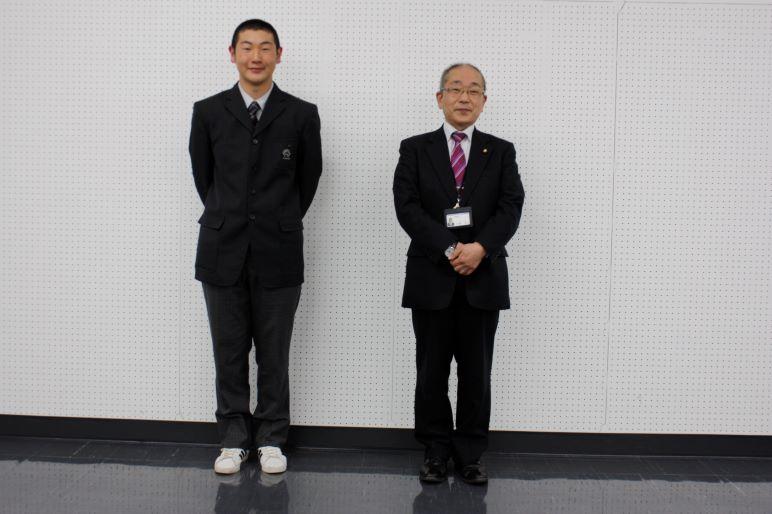 教育長と濱田一希さんが並んで撮影した写真