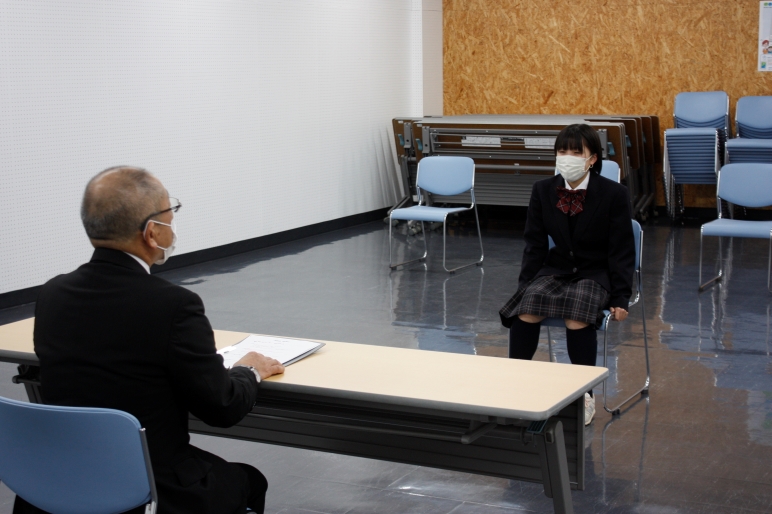 橋本芽生さんと歓談している教育長の様子の写真