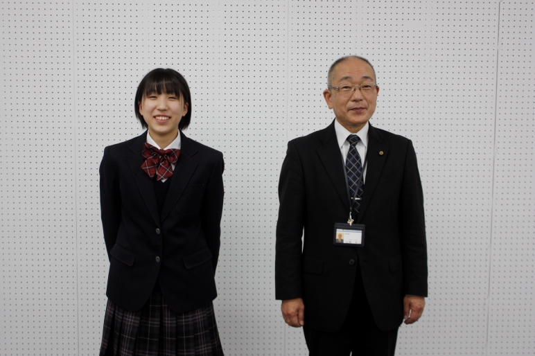 教育長と橋本芽生さんとの写真