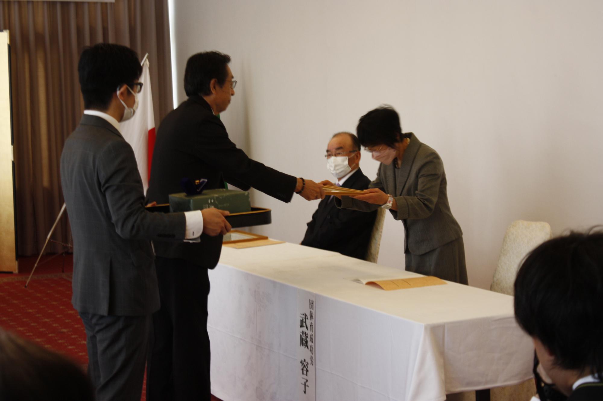 令和5年度岩見沢市教育振興表彰式表彰状授与