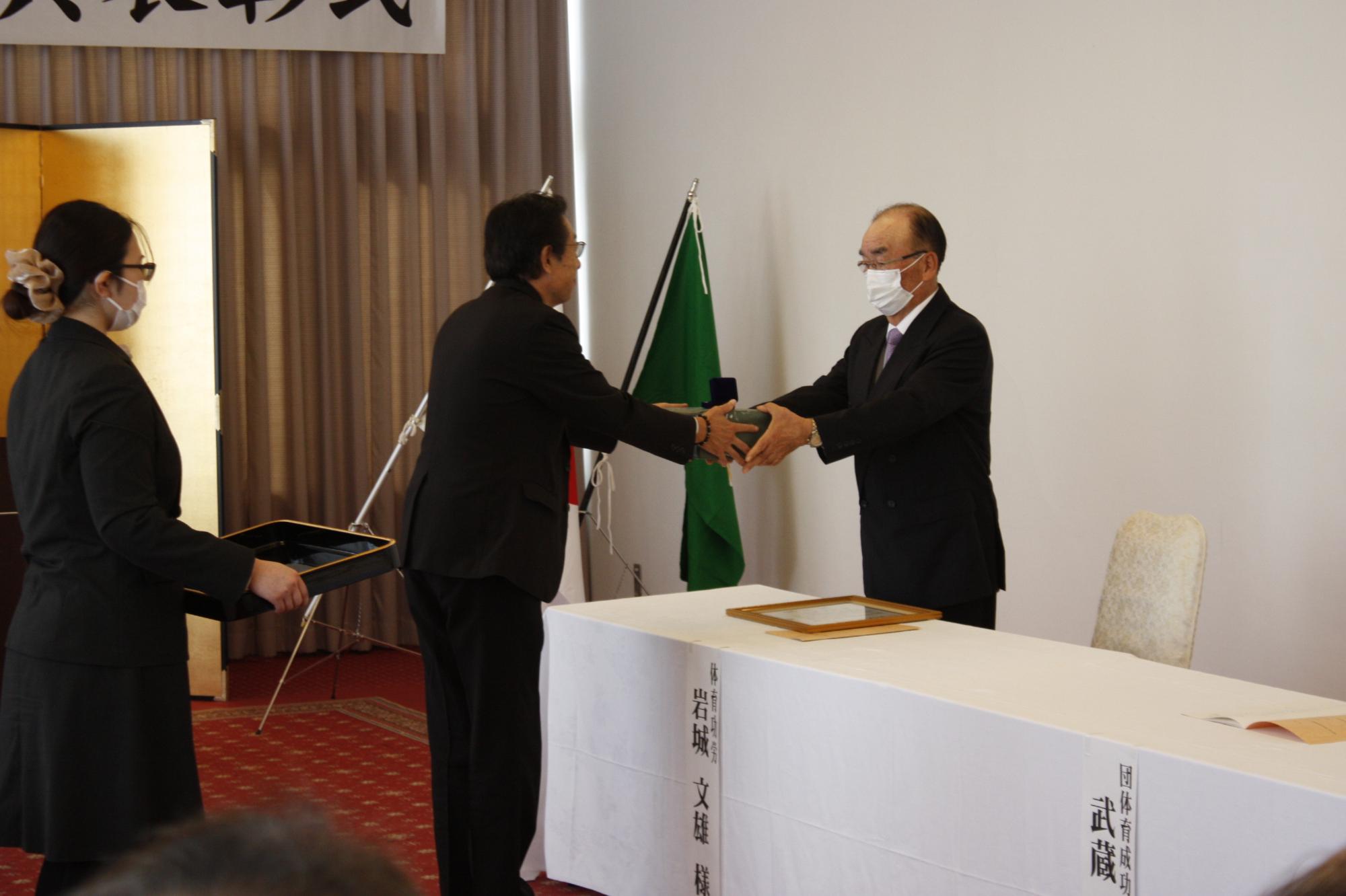 令和5年度岩見沢市教育振興表彰式表彰状授与