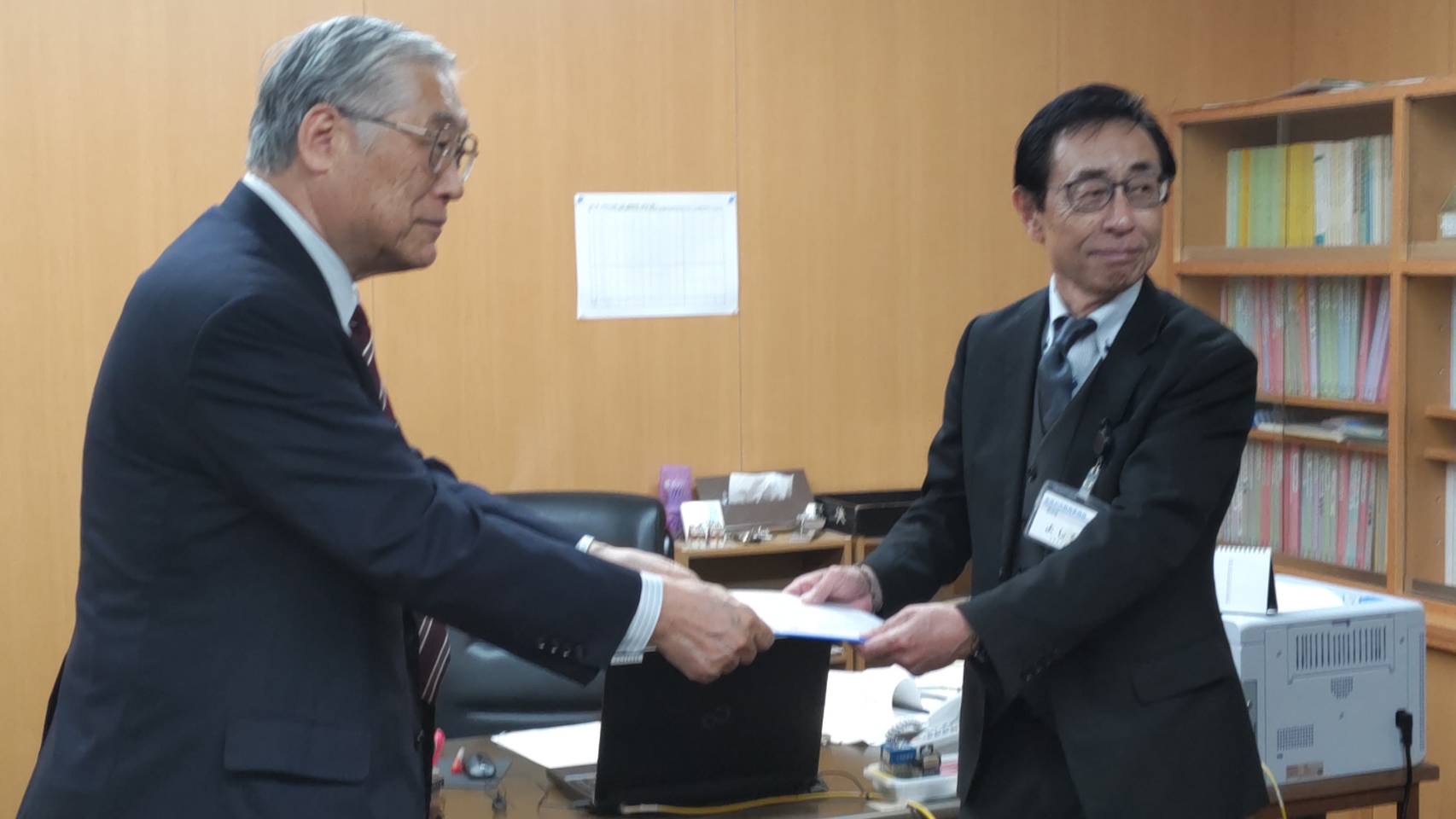 岩見沢市学校給食運営委員会の北澤委員長より吉永教育長へ答申書が手交されたときの写真
