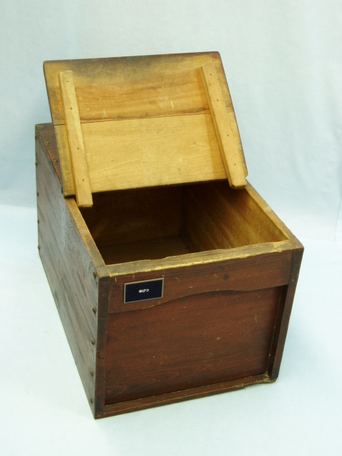 木製の米櫃の写真