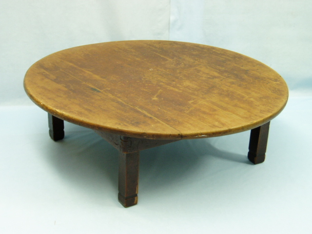 木製の丸テーブルの写真