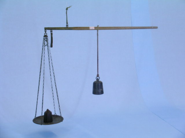 分銅を載せた状態の竿秤の写真