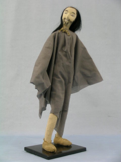 貫頭衣姿の人形の写真