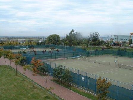 テニスコートが4面写った栗沢テニスコートの写真