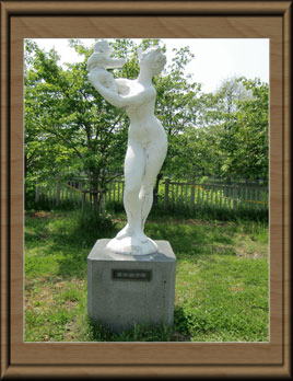 山脇正邦氏の作品「愛の母子像」の写真
