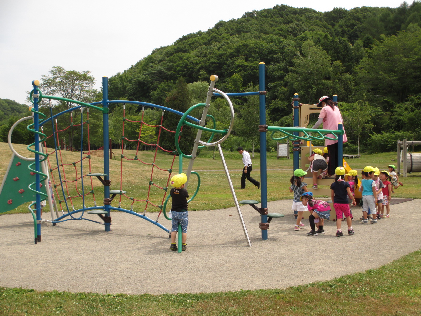 カラフルな遊具で子供たちが遊んでいるいわみざわ公園の写真