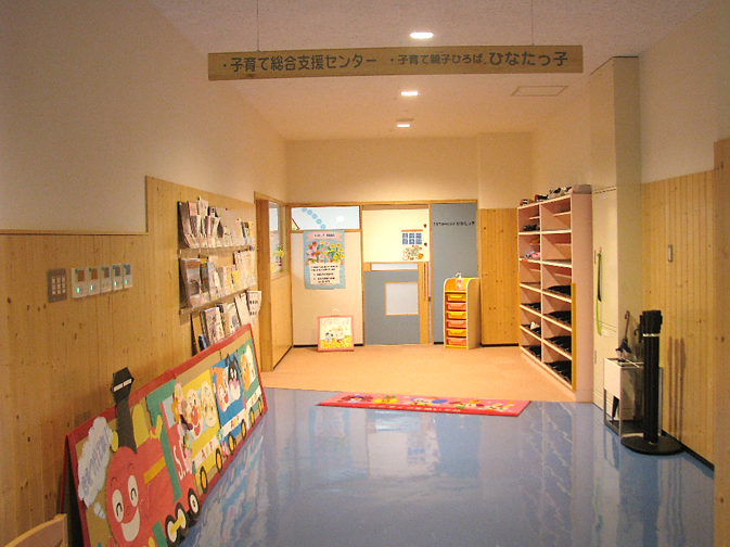 明るい廊下に広い玄関の子育て総合支援センター内観写真