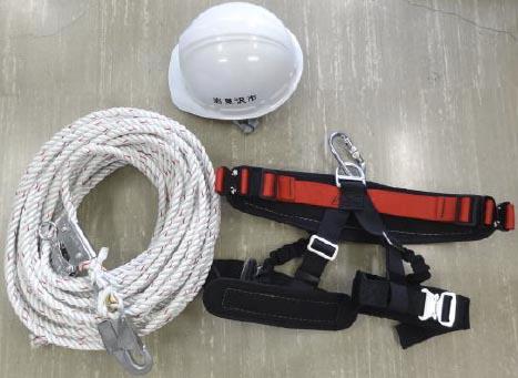 シットハーネス（安全帯）、 金具付ロープ、 ヘルメットの写真