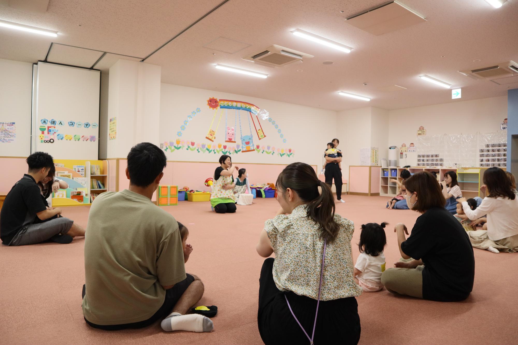 親子でこども家庭センターの行事に参加している様子